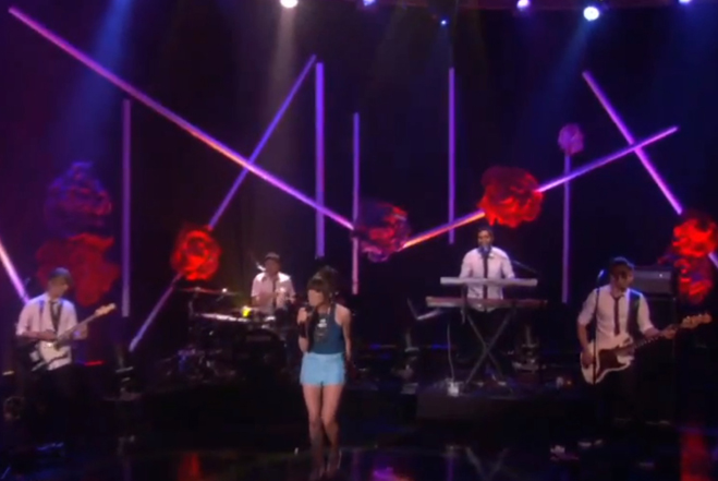 Carly Rae Jepsen – This Kiss (Live Performance)