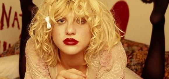 Binlerce seyircinin önünde soyundu!