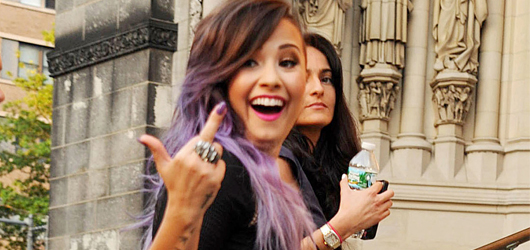 Demi Lovato Orta Parmak Açıklaması