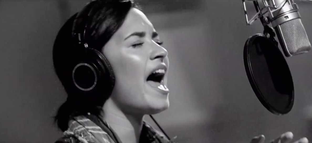 Demi Lovato – Stone Cold ( Live In Studio )