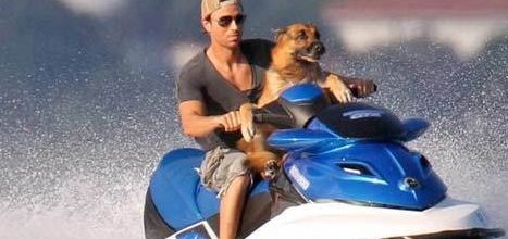 Enrique köpeğiyle jet ski yapıyor