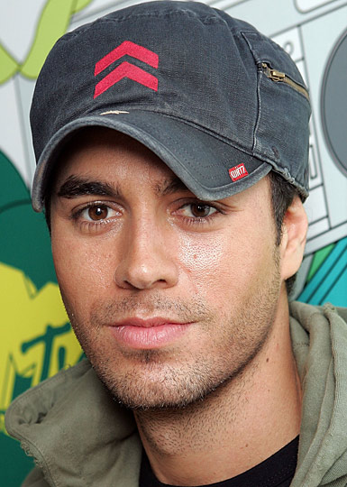 Enrique Iglesias Feat. Juan Luis Guerra –  Cuando Me Enamoro