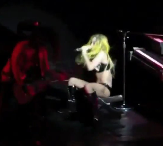 Lady Gaga fena düştü – video