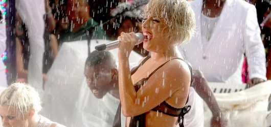 Yağmur Altında Mini Konser