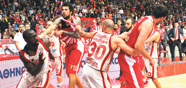 Olympiakos-Galatasaray maçında yumruklar konuştu
