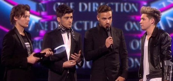 Harry Styles Sahnede Grup Üyelerini Yalnız Bıraktı