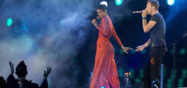 Rihanna ve Coldplay'den Muhteşem Performans