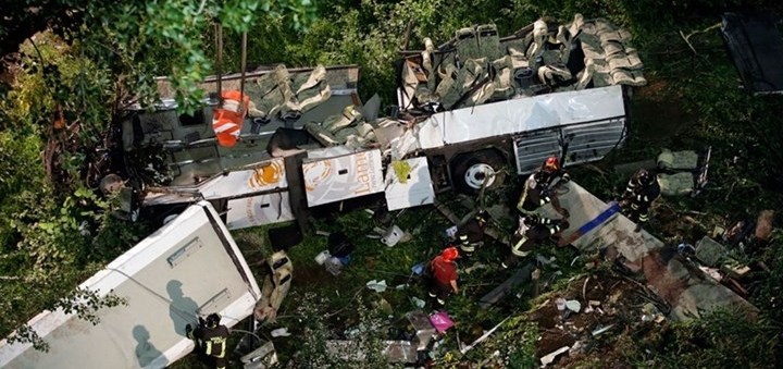 İtalya'da otobüs kazası: 39 ölü