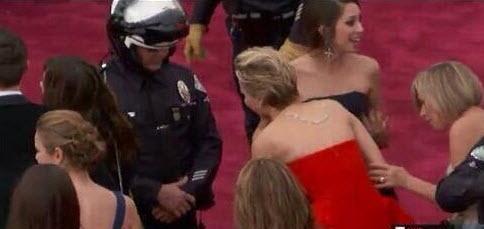 Yine düştü! – Dünyaca ünlü oyuncu Jennifer Lawrence, bu seneki Oscar töreninde de düştü.