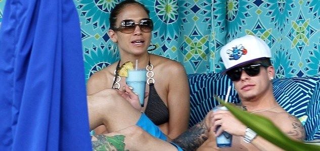Jennifer Lopez genç sevgilisiyle tatilde