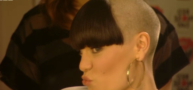 Jessie J Saçlarını Kazıttı – Yardım kampanyası adı altında saçlarına veda etti
