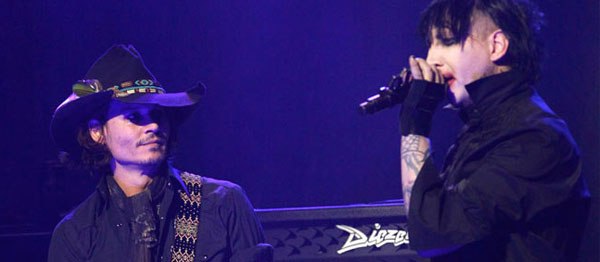 Johnny Depp, Marilyn Manson Hayranlarına Sürpriz Yaptı – Aniden sahneye fırlayarak gitarla eşlik etti