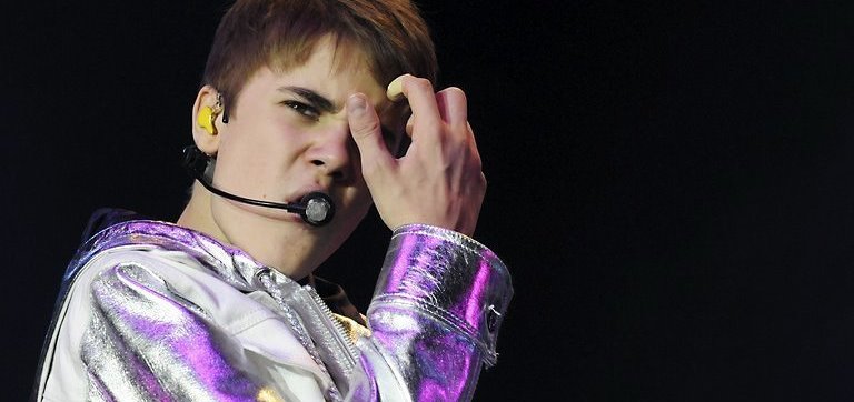 Justin Bieber'e yumurta saldırısı!!