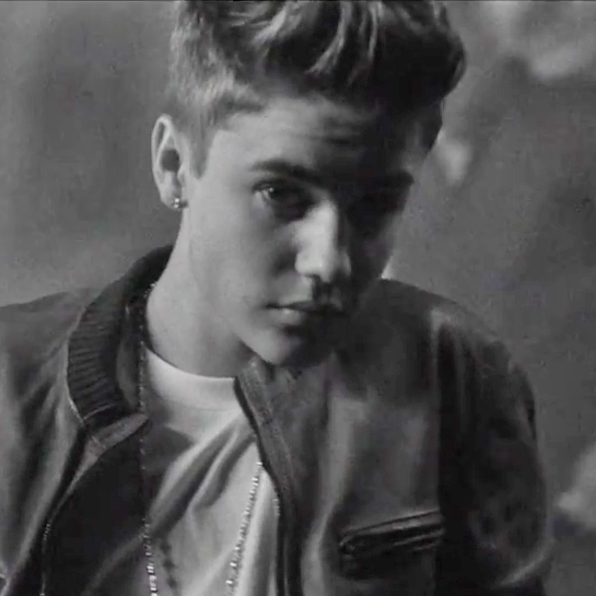 Justin Bieber – Fa La La (ft. Boyz II Men)