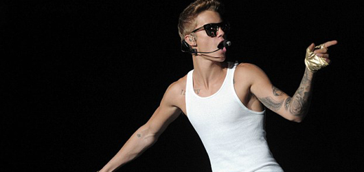 Justin Bieber'ın Zor Anları – Sahnede pantolonunun azizliğine uğradı