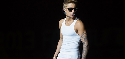 Justin Bieber’a Sahnede Şişe Fırlatıldı – Genç şarkıcı sahneyi terk etti
