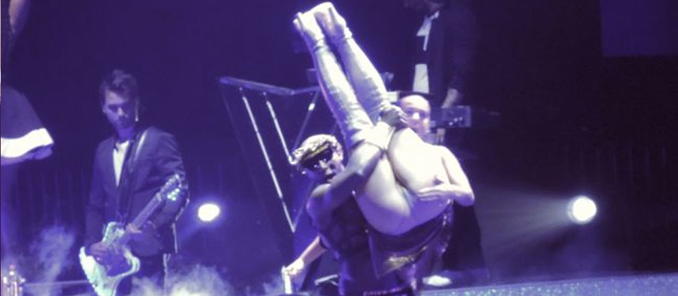 Katy Perry Kendini Bir Anda Kucakta Buldu