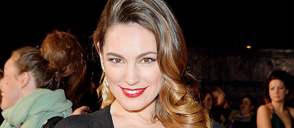 Kelly Brook'tan Nefes Kesen Frikik