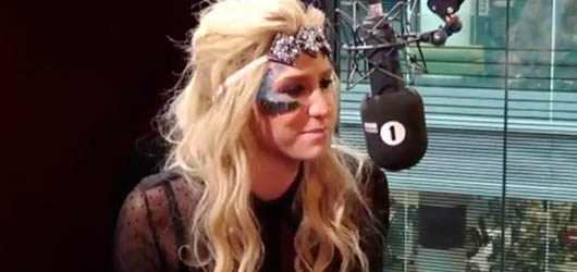 Kesha Canlı Yayında Kiminle Flört Etti – Kesha BBC 1 Radyodaydı