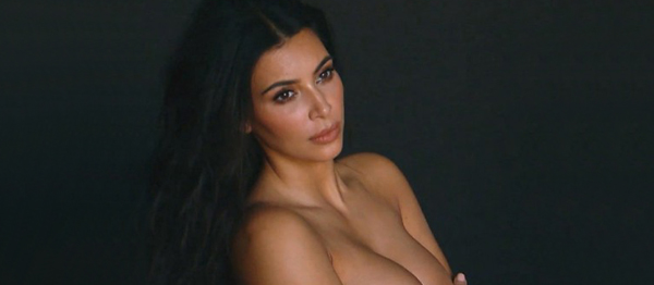 Kim Kardashian Tamamen Çıplak Objektif Karşısına Geçti