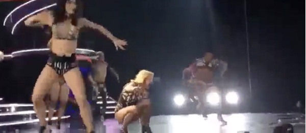 Britney Spears Sahnedeyken Düştü – Piece Of Me Sahnesi'nde Düşen Spears Ne Yaptı?