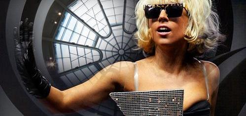 Lady Gaga, Elbiselerini Satıyor