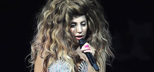 Lady Gaga, iTunes Festivali'nde Şaşırttı – Peruğunu çıkarıp gerçek saçlarını gösterdi