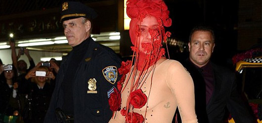 Lady Gaga Yine Fark Yarattı!