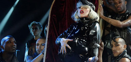 Sahneye Altın Tabut ve Karnı Burnunda Çıktı!