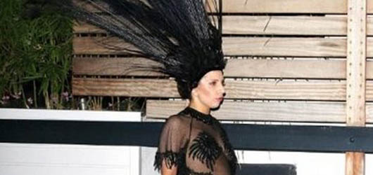 Lady Gaga İlginç Kıyafetinin Azizliğine Uğradı