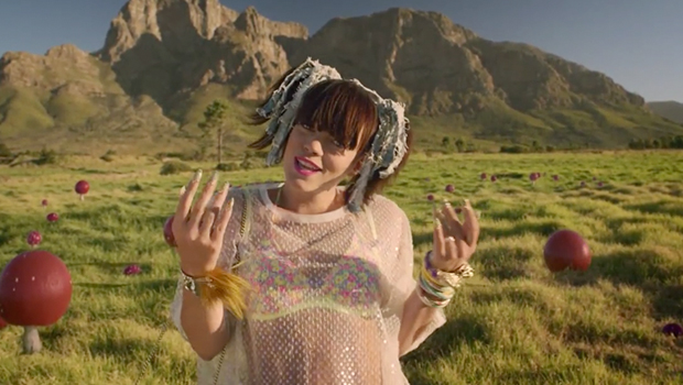 Lily Allen – Air Balloon