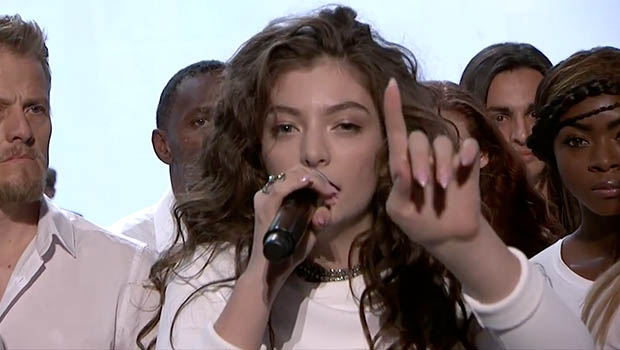 Lorde – Yellow Flicker Beat (2014 American Music Awards)