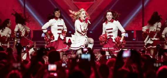 Sahnede Yere Düştü – Madonna'ya hayranlarından şok hareket !