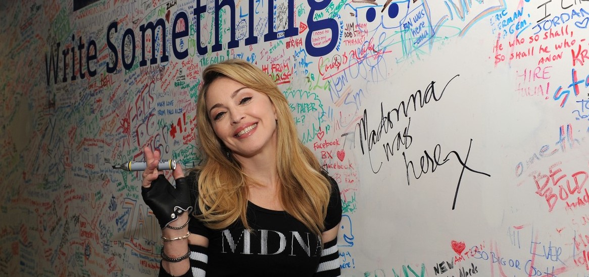 Madonna Facebook'ta Hayranlarıyla Buluştu