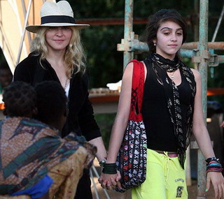 Annesinin Kıyafetlerini seçiyor