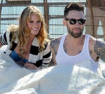 Sevgilisiyle klip çekti..