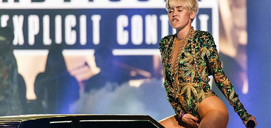 Miley Cyrus 'Bangerz ' Albümünün Dünya Turuna Başladı –  Sahne Gösterileri, Hayvan Kılığındaki Dansçılar ve Dev Diller Turnenin en ilginç ayrıntıları oldu…