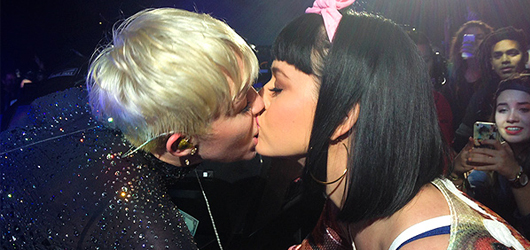 Miley Cyrus Las Vegas Konserinde de Rahat Durmadı – Bu kez hayranı ile öpüştü