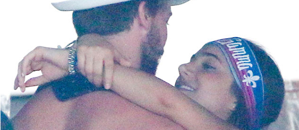 Miley Cyrus'un Sevgilisi Bir Güzelle Sarmaş Dolaş Yakalandı