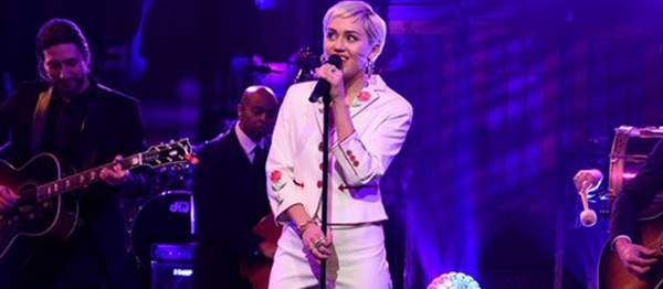 Miley Cyrus Saturday Night Live Şov'da Sahne Aldı – 40.yılına özel gecede unutulmaz bir konser verdi