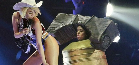 Ünlü Yıldız'ın Bangerz Turuna Ebeveyn Engeli