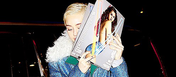 Miley Cyrus Kendini Selena Gomez ile Sakladı