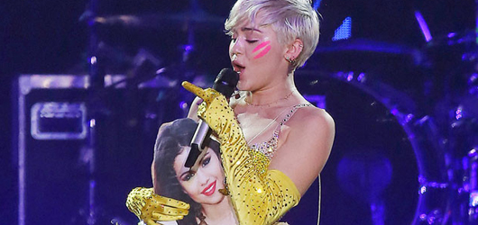 Miley Cyrus Sahnede Yine Rahat Durmadı – Şarkı söylerken Selena Gomez'e ağır gönderme yaptı