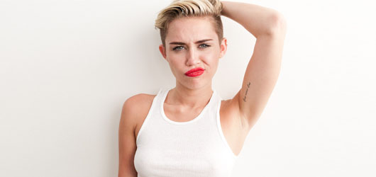 Miley Stüdyoya  Giriyor