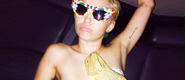 Miley Cyrus Partiye Üstsüz Katıldı