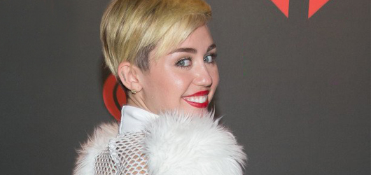 Miley Cyrus Yine Adından Söz Ettirdi – Gecede sahneye sütyensiz çıktı