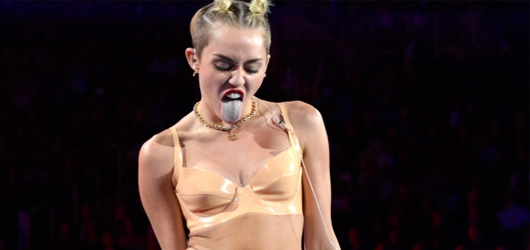 Miley Cyrus'a Her Yerden Tepki Yağıyor