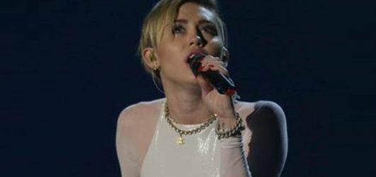 Miley Cyrus Yine Yaptı Yapacağını – Ödül töreninde sahnede uyuşturucu içti