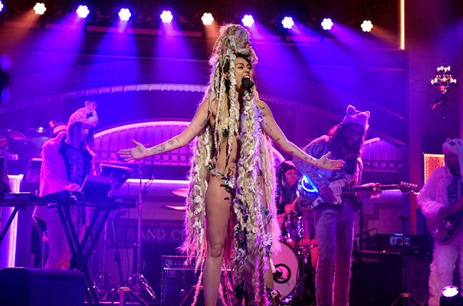 Miley Cyrus – Twinkle Song (SNL)