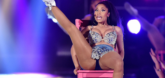 Nicki Minaj Omuzlara Çıkarıldı